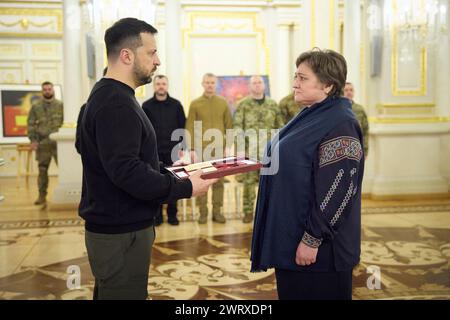 Kiev, Ukraine. 14 mars 2024. Le président ukrainien Volodymyr Zelenskyy, à gauche, remet des prix d’État honorant ceux qui se sont portés volontaires pour défendre leur pays lors d’une cérémonie marquant la Journée des volontaires ukrainiens dans la salle des prix du Palais Mariinsky, le 14 mars 2024 à Kiev, Ukraine. Crédit : Présidence ukrainienne/Bureau de presse présidentiel ukrainien/Alamy Live News Banque D'Images