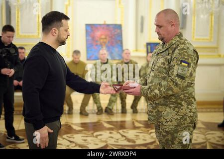 Kiev, Ukraine. 14 mars 2024. Le président ukrainien Volodymyr Zelenskyy, à gauche, remet des prix d’État honorant ceux qui se sont portés volontaires pour défendre leur pays lors d’une cérémonie marquant la Journée des volontaires ukrainiens dans la salle des prix du Palais Mariinsky, le 14 mars 2024 à Kiev, Ukraine. Crédit : Présidence ukrainienne/Bureau de presse présidentiel ukrainien/Alamy Live News Banque D'Images