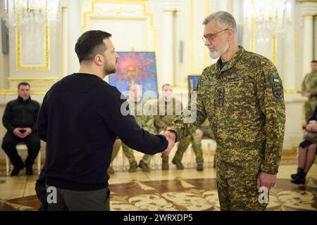 Kiev, Ukraine. 14 mars 2024. Le président ukrainien Volodymyr Zelenskyy, à gauche, remet des prix d’État honorant ceux qui se sont portés volontaires pour défendre leur pays lors d’une cérémonie marquant la Journée des volontaires ukrainiens dans la salle des prix du Palais Mariinsky, le 14 mars 2024 à Kiev, Ukraine. Crédit : Présidence ukrainienne/Bureau de presse présidentiel ukrainien/Alamy Live News Banque D'Images