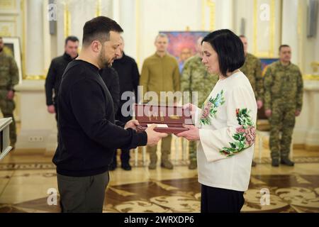 Kiev, Ukraine. 14 mars 2024. Le président ukrainien Volodymyr Zelenskyy, à gauche, remet des prix d’État honorant ceux qui se sont portés volontaires pour défendre leur pays lors d’une cérémonie marquant la Journée des volontaires ukrainiens dans la salle des prix du Palais Mariinsky, le 14 mars 2024 à Kiev, Ukraine. Crédit : Présidence ukrainienne/Bureau de presse présidentiel ukrainien/Alamy Live News Banque D'Images