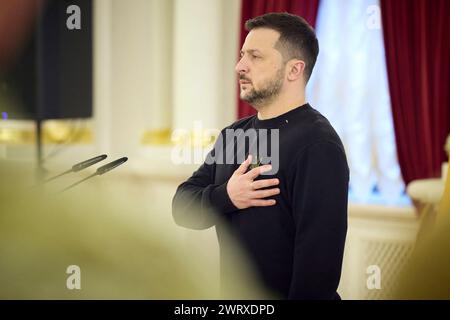 Kiev, Ukraine. 14 mars 2024. Le président ukrainien Volodymyr Zelenskyy représente l'hymne national lors d'un événement honorant ceux qui se sont portés volontaires pour défendre leur pays lors de la Journée du volontariat ukrainien dans la salle des prix du Palais Mariinsky, le 14 mars 2024 à Kiev, en Ukraine. Crédit : Présidence ukrainienne/Bureau de presse présidentiel ukrainien/Alamy Live News Banque D'Images