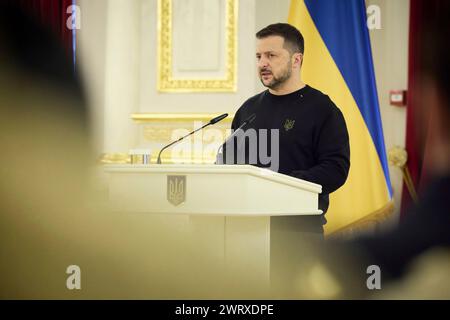 Kiev, Ukraine. 14 mars 2024. Le président ukrainien Volodymyr Zelenskyy prononce un discours lors d’un événement honorant ceux qui se sont portés volontaires pour défendre leur pays lors de la Journée du volontariat ukrainien dans la salle des prix du Palais Mariinsky, le 14 mars 2024 à Kiev, en Ukraine. Crédit : Présidence ukrainienne/Bureau de presse présidentiel ukrainien/Alamy Live News Banque D'Images