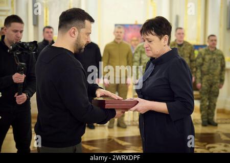 Kiev, Ukraine. 14 mars 2024. Le président ukrainien Volodymyr Zelenskyy, à gauche, remet des prix d’État honorant ceux qui se sont portés volontaires pour défendre leur pays lors d’une cérémonie marquant la Journée des volontaires ukrainiens dans la salle des prix du Palais Mariinsky, le 14 mars 2024 à Kiev, Ukraine. Crédit : Présidence ukrainienne/Bureau de presse présidentiel ukrainien/Alamy Live News Banque D'Images