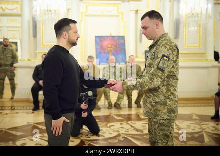 Kiev, Ukraine. 14 mars 2024. Le président ukrainien Volodymyr Zelenskyy, à gauche, remet des prix d’État honorant ceux qui se sont portés volontaires pour défendre leur pays lors d’une cérémonie marquant la Journée des volontaires ukrainiens dans la salle des prix du Palais Mariinsky, le 14 mars 2024 à Kiev, Ukraine. Crédit : Présidence ukrainienne/Bureau de presse présidentiel ukrainien/Alamy Live News Banque D'Images