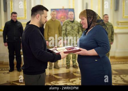 Kiev, Ukraine. 14 mars 2024. Le président ukrainien Volodymyr Zelenskyy, à gauche, remet des prix d’État honorant ceux qui se sont portés volontaires pour défendre leur pays lors d’une cérémonie marquant la Journée des volontaires ukrainiens dans la salle des prix du Palais Mariinsky, le 14 mars 2024 à Kiev, Ukraine. Crédit : Présidence ukrainienne/Bureau de presse présidentiel ukrainien/Alamy Live News Banque D'Images