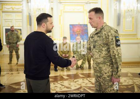 Kiev, Ukraine. 14 mars 2024. Le président ukrainien Volodymyr Zelenskyy, à gauche, remet des prix d’État honorant ceux qui se sont portés volontaires pour défendre leur pays lors d’une cérémonie marquant la Journée des volontaires ukrainiens dans la salle des prix du Palais Mariinsky, le 14 mars 2024 à Kiev, Ukraine. Crédit : Présidence ukrainienne/Bureau de presse présidentiel ukrainien/Alamy Live News Banque D'Images