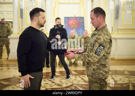 Kiev, Ukraine. 14 mars 2024. Le président ukrainien Volodymyr Zelenskyy, à gauche, remet des prix d’État honorant ceux qui se sont portés volontaires pour défendre leur pays lors d’une cérémonie marquant la Journée des volontaires ukrainiens dans la salle des prix du Palais Mariinsky, le 14 mars 2024 à Kiev, Ukraine. Crédit : Présidence ukrainienne/Bureau de presse présidentiel ukrainien/Alamy Live News Banque D'Images