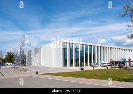 Nijni Novgorod, Russie - 30 mai 2023 : bâtiment miroir moderne du centre fédéral des affaires et du commerce. Méthode des rencontres internationales et exhib Banque D'Images