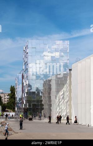 Nijni Novgorod, Russie - 30 mai 2023 : bâtiment miroir moderne du centre fédéral des affaires et du commerce. Méthode des rencontres internationales et exhib Banque D'Images