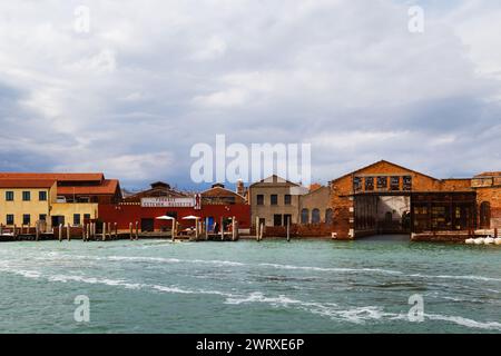 Murano, Italie - 6 octobre 2019 : ancienne usine artistique de soufflage de verre Fornace Estevan Rossetto extérieur dans le centre de l'île de Murano. Production manuelle en verre de Murano. Verrerie à Venise, Italie. Banque D'Images