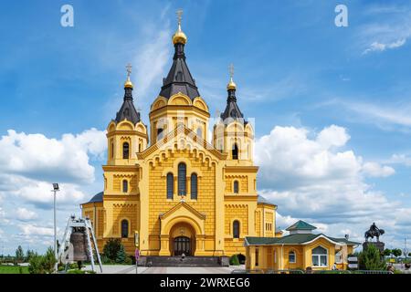 NIJNI NOVGOROD, RUSSIE - 30 MAI 2023 : Monument avec l'inscription Saint BIENHEUREUX Grand-Duc Alexandre Nevski devant le Cathed Alexandre Nevski Banque D'Images