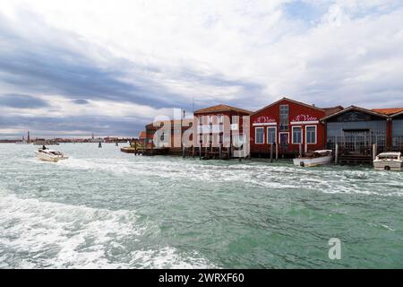 Murano, Italie - 6 octobre 2019 : ancienne usine artistique de soufflage de verre Giancarlo Signoretto extérieur dans le centre de l'île de Murano. Production manuelle en verre de Murano. Verrerie à Venise, Italie. Banque D'Images