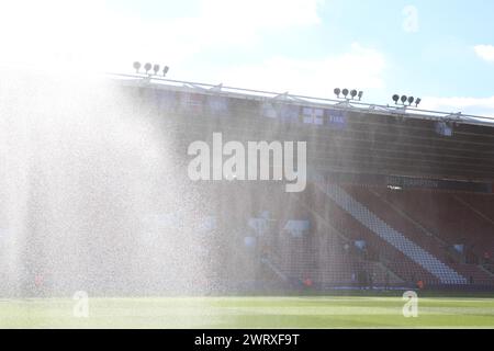 Sprinklers Water the pitch Irlande du Nord - Norvège UEFA Women's Euro St Mary's Stadium, Southampton Banque D'Images