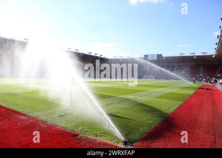 Sprinklers Water the pitch Irlande du Nord - Norvège UEFA Women's Euro St Mary's Stadium, Southampton Banque D'Images