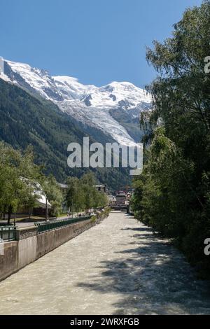 La rivière Arve, un ruisseau alpin traversant la station de ski populaire, avec la montagne du Mont Blanc en arrière-plan, Chamonix, haute Savoie, France Banque D'Images