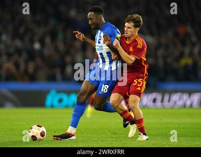 Danny Welbeck de Brighton et Hove Albion (à gauche) et Tommaso Baldanzi de Roma se battent pour le ballon lors de la ronde de 16 de l'UEFA Europa League, match de deuxième manche à l'AMEX, Brighton et Hove. Date de la photo : jeudi 14 mars 2024. Banque D'Images