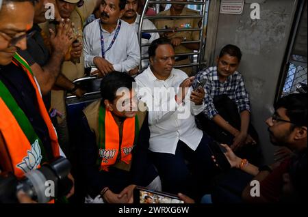 Mumbai, Inde. 14 mars 2024. MUMBAI, INDE - 14 MARS : Piyush Goyal, ministre des textiles, ministre du commerce et de l'industrie et ministre de la consommation, de l'alimentation et de la distribution publique partage le moment lumineux avec un co-passager lors d'un voyage entre la gare de Dadar et la gare de Borivali dans le compartiment de 2e classe, pendant les heures de pointe du soir à Dadar Station, le 14 mars 2024 à Mumbai, Inde. (Photo par Anshuman Poyrekar/Hindustan Times/Sipa USA ) crédit : Sipa USA/Alamy Live News Banque D'Images