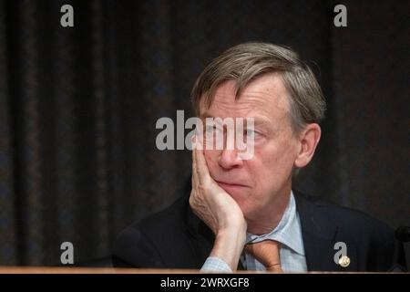 Washington, Vereinigte Staaten. 14 mars 2024. Le sénateur américain John Hickenlooper (démocrate du Colorado) assiste à une audience du Comité sénatorial sur la santé, l’éducation, le travail et les pensions pour examiner les travailleurs bénéficiant des nouvelles technologies et de l’augmentation de la productivité, dans le bâtiment des bureaux du Sénat Dirksen à Washington, DC, le jeudi 14 mars 2024. Crédit : Rod Lamkey/CNP/dpa/Alamy Live News Banque D'Images