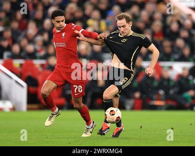 Liverpool, Royaume-Uni. 14 mars 2024. Jan Kuchta du Sparta Prague ressent la pression de Jarell Quansah de Liverpool lors du Liverpool FC contre AC Sparta Prague dernier match de l'UEFA Europa League à Anfield, Liverpool, Angleterre, Royaume-Uni le 14 mars 2024 Credit : Every second Media/Alamy Live News Banque D'Images