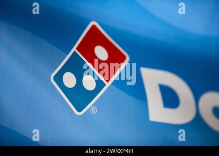 Gaziantep, Turkiye. 10 mars 2024. Gaziantep, Turkiye. 10 mars 2024. Le logo Domino's dans une pizzeria Domino's à Gaziantep, dans le sud de Turkiye. Domino's fait partie des chaînes commerciales américaines ciblées par une campagne de boycott à Turkiye depuis le début de l'offensive militaire israélienne à Gaza. Ces entreprises ont été incluses dans la liste de boycott soit pour leurs positions pro-israéliennes dans la guerre, leurs prétendus liens financiers avec Israël, soit pour avoir investi en Israël (crédit image : © Zakariya Yahya/IMAGESLIVE via ZUMA Press Wire) USAGE ÉDITORIAL SEULEMENT ! Non destiné à UN USAGE commercial ! Banque D'Images