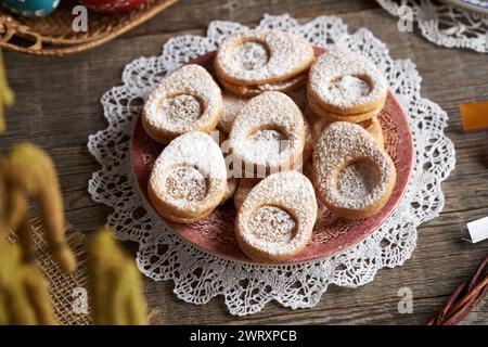 Linzer biscuits en forme d'oeufs de Pâques sur une assiette Banque D'Images