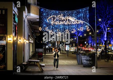 Décoration de rue dans l'esprit du Ramadan, autour de plein '40-'45 à Amsterdam Nieuw-West, pays-Bas, 14 mars 2024. Les commerçants autour de la place ont accroché les décorations pour rendre le mois du jeûne islamique encore plus festif. ANP RAMON VAN FLYMEN pays-bas OUT - belgique OUT Banque D'Images
