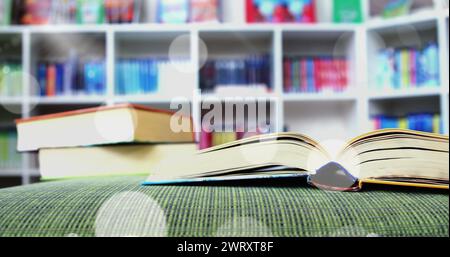 Image de points lumineux brillants sur des livres dans la bibliothèque Banque D'Images