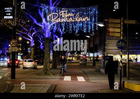 Décoration de rue dans l'esprit du Ramadan, autour de plein '40-'45 à Amsterdam Nieuw-West, pays-Bas, 14 mars 2024. Les commerçants autour de la place ont accroché les décorations pour rendre le mois du jeûne islamique encore plus festif. ANP RAMON VAN FLYMEN pays-bas OUT - belgique OUT Banque D'Images