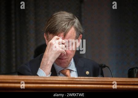 Washington, Vereinigte Staaten. 14 mars 2024. Le sénateur américain John Hickenlooper (démocrate du Colorado) assiste à une audience du Comité sénatorial sur la santé, l’éducation, le travail et les pensions pour examiner les travailleurs bénéficiant des nouvelles technologies et de l’augmentation de la productivité, dans le bâtiment des bureaux du Sénat Dirksen à Washington, DC, le jeudi 14 mars 2024. Crédit : Rod Lamkey/CNP/dpa/Alamy Live News Banque D'Images