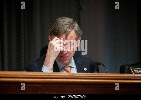 Washington, Vereinigte Staaten. 14 mars 2024. Le sénateur américain John Hickenlooper (démocrate du Colorado) assiste à une audience du Comité sénatorial sur la santé, l’éducation, le travail et les pensions pour examiner les travailleurs bénéficiant des nouvelles technologies et de l’augmentation de la productivité, dans le bâtiment des bureaux du Sénat Dirksen à Washington, DC, le jeudi 14 mars 2024. Crédit : Rod Lamkey/CNP/dpa/Alamy Live News Banque D'Images