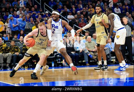 14 mars 2024 : Garde des diacres démons de Wake Forest (2) Cameron Hildreth conduit autour de l'attaquant Pitt Panthers (2) Blake Hinson lors d'un match de tournoi de basket-ball masculin ACC entre les diacres démons de Wake Forest et les Panthers Pitt à Capital One Arena à Washington, DC Justin Cooper/CSM Banque D'Images
