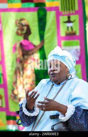 Gullah conteur tante Pearlie Sue, se produit sur la plantation Charles Pinckney SNEE Farm au site historique national Charles Pinckney à Mt Pleasant, Caroline du Sud. Pinckney, un père fondateur des États-Unis, possédait autrefois 58 Afro-Américains esclaves dans la plantation. Banque D'Images