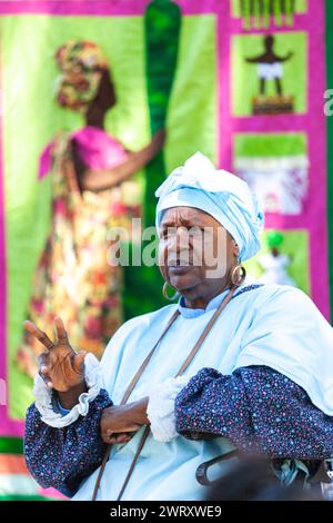 Gullah conteur tante Pearlie Sue, se produit sur la plantation Charles Pinckney SNEE Farm au site historique national Charles Pinckney à Mt Pleasant, Caroline du Sud. Pinckney, un père fondateur des États-Unis, possédait autrefois 58 Afro-Américains esclaves dans la plantation. Banque D'Images