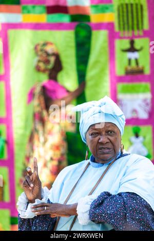 Gullah conteur tante Pearlie Sue, se produit sur la plantation Charles Pinckney SNEE Farm au site historique national Charles Pinckney à Mt Pleasant, Caroline du Sud. Pinckney, un père fondateur des États-Unis, possédait autrefois 58 Afro-Américains esclaves dans la plantation. Banque D'Images