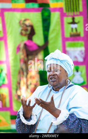 Gullah conteur tante Pearlie Sue, se produit sur la plantation Charles Pinckney SNEE Farm au site historique national Charles Pinckney à Mt Pleasant, Caroline du Sud. Pinckney, un père fondateur des États-Unis, possédait autrefois 58 Afro-Américains esclaves dans la plantation. Banque D'Images