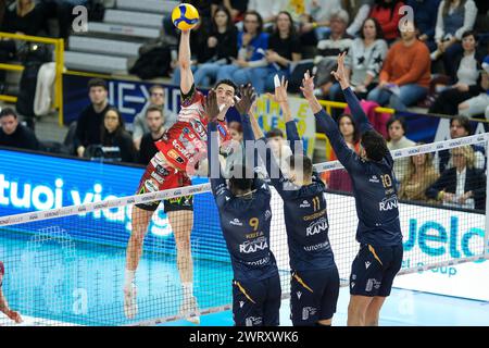 Wassim Ben Tara lors du match entre Rana Verona et SIR Susa Vim Perugia, deuxième match des quarts de finale séries éliminatoires de la SuperLega Italian V Banque D'Images