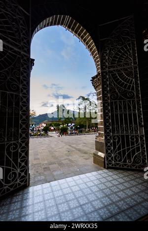 Parc principal du jardin, Colombie, vu de la basilique de l'Immaculée conception Banque D'Images