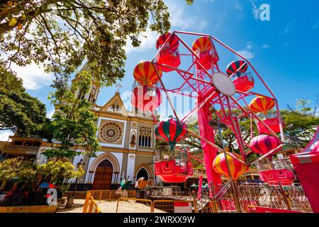 Grande roue devant l'église principale des Andes, Colombie Banque D'Images