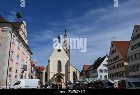 Rottenburg am Neckar, Allemagne. 14 mars 2024. La place du marché avec des produits Cathédrale Martin à Rottenburg am Neckar. Crédit : Bernd Weißbrod/dpa/Alamy Live News Banque D'Images