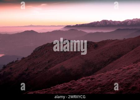 Coucher de soleil suggestif de la montagne Mottarone, avec Monviso en arrière-plan et chaîne de montagnes. Piémont - Italie Banque D'Images