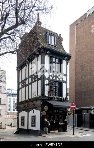 Coach and Horses public House (pub) sur Burton Street, Mayfair, Londres, Angleterre, Royaume-Uni Banque D'Images