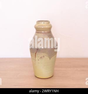 Vase en céramique rose et beige fait à la main sur bois. Photo de haute qualité Banque D'Images