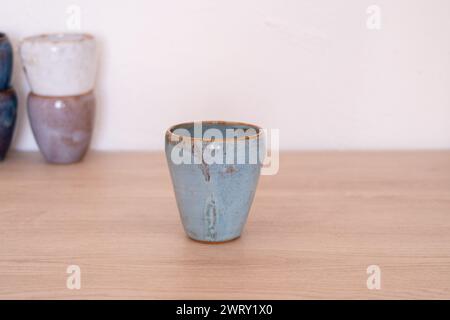 Tasse colorée faite à la main sur une table en bois. Photo de haute qualité Banque D'Images