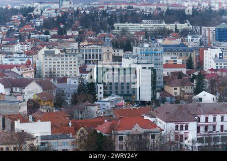 Cluj-Napoca, Roumanie - 21 décembre 2023 : vue haute de la ville de Cluj-Napoca. Banque D'Images