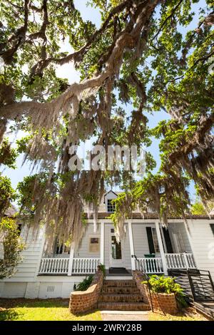 L'arrière de la maison principale de la plantation Charles Pinckney SNEE Farm sur le site historique national Charles Pinckney à Mt Pleasant, Caroline du Sud. Pinckney, un père fondateur des États-Unis, a servi comme délégué à la convention constitutionnelle où il a contribué à la rédaction de la Constitution des États-Unis. Banque D'Images