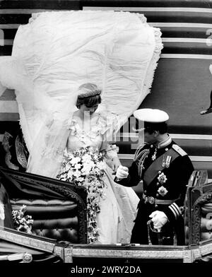 30 juillet 1981 : Londres, Angleterre, Royaume-Uni : PRINCE CHARLES, Prince de Galles, aidant son épouse, LADY DIANA SPENCER, hors du 1902 State Landau, une calèche tirée par des chevaux avec toit souple en cuir, après leur cérémonie de mariage à Paul's, Cathédrale. (Image de crédit : © Keystone Press Agency/ZUMA Press Wire). UTILISATION ÉDITORIALE UNIQUEMENT ! Non destiné à UN USAGE commercial ! Banque D'Images