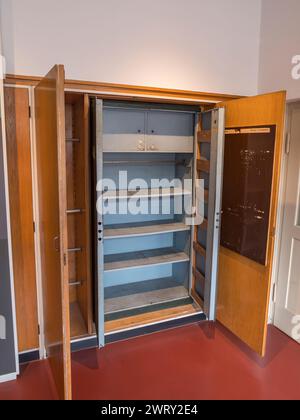 Armoire de sécurité à l'intérieur d'une armoire murale à l'intérieur des bureaux du Musée Stasi, l'ancienne maison du ministère de la sécurité d'Etat. Berlin, Allemagne. Banque D'Images