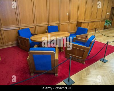 Table de réunion à l'intérieur du bureau d'Erich Mielkes dans le Musée Stasi, l'ancienne maison du ministère de la sécurité de l'Etat. Berlin, Allemagne. Banque D'Images