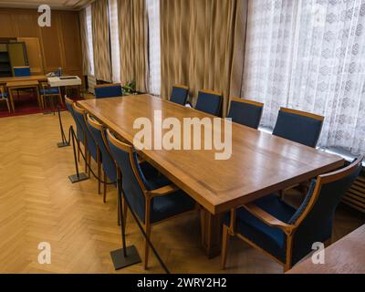 Table de réunion dans le bureau d'Erich Mielke (chef de MFS) au Musée de la Stasi, l'ancienne maison du ministère de la sécurité de l'Etat. Berlin, Allemagne. Banque D'Images