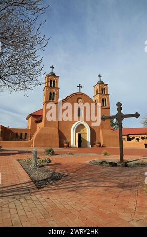 Paysage avec San Miguel de Socorro vertical, Nouveau Mexique Banque D'Images